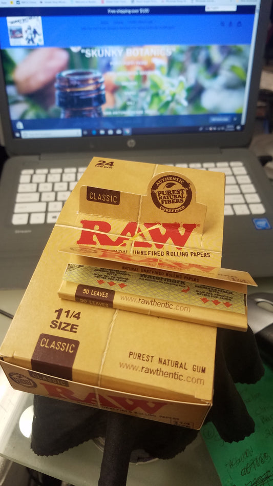 RAW NATURAL ROLLING PAPERS FOR CBD FLOWER - "SKUNKY BOTANICS"